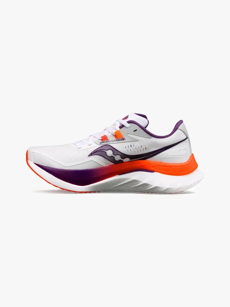 Saucony Endorphin Speed ​​4 ในส่วนประกอบที่มีตราสินค้าบนพื้นหลังสีเทาอ่อน
