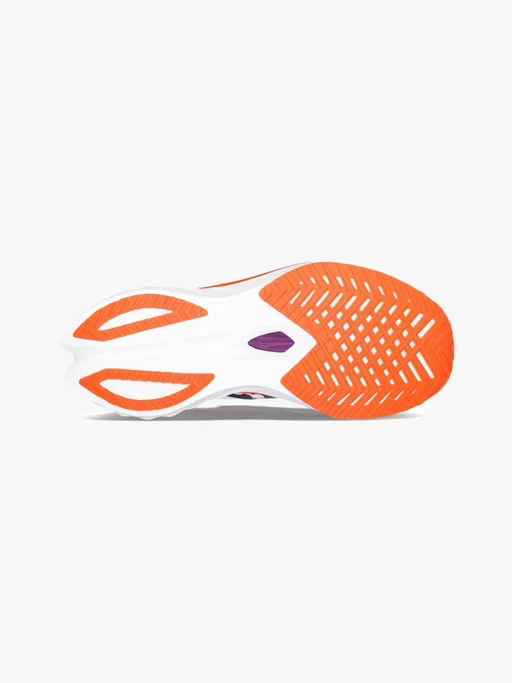 Saucony Endorphin Speed ​​4 ในส่วนประกอบที่มีตราสินค้าบนพื้นหลังสีเทาอ่อน