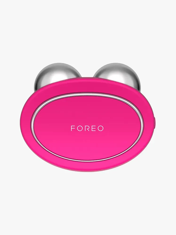 อุปกรณ์ปรับสภาพผิวหน้าหมี Foreo ในส่วนประกอบที่มีตราสินค้าบนพื้นหลังสีเทาอ่อน