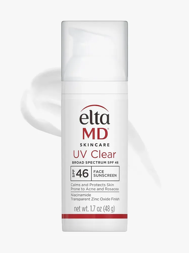 UV Clear SPF 46 ในขวดสีขาวมีตราสินค้า มีปั๊มอยู่ด้านบนของตัวอย่างบนพื้นหลังสีเทาอ่อน