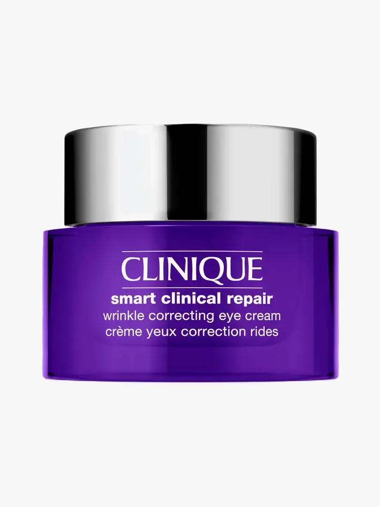 Clinique Smart Clinical Repair Wrinkle Correcting Eye Cream ในส่วนประกอบที่มีตราสินค้าบนพื้นหลังสีเทาอ่อน