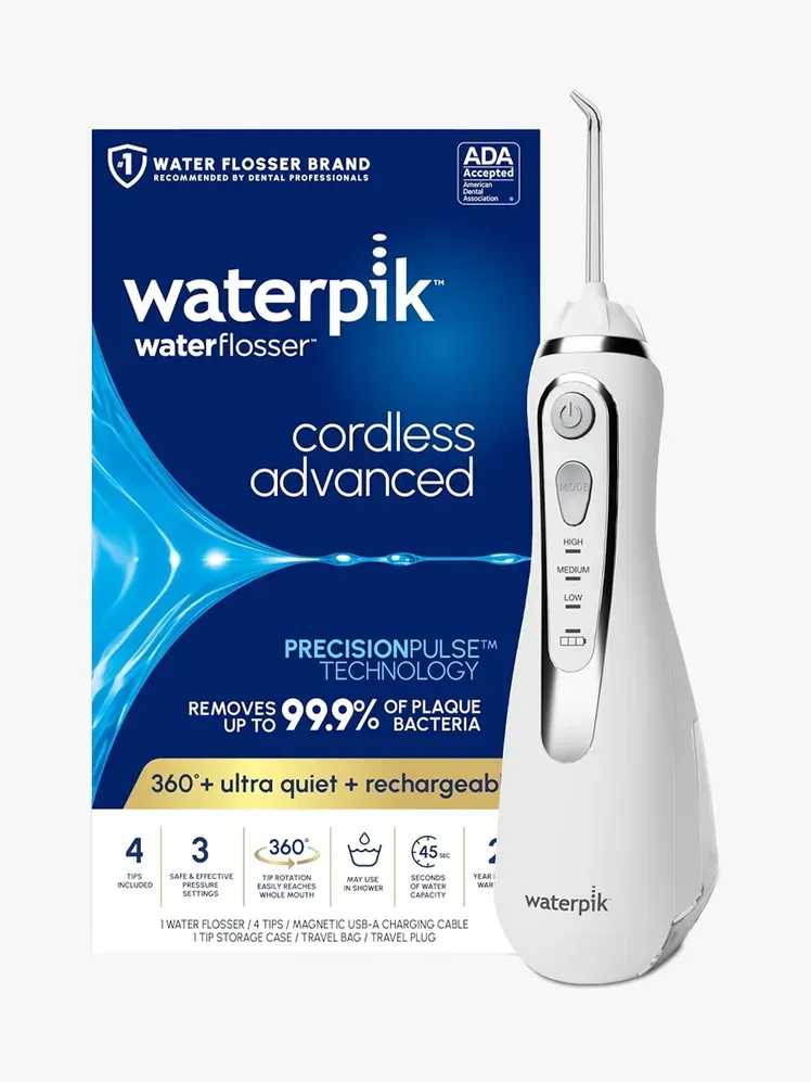 Waterpik Cordless Advanced Water Flosser ในส่วนประกอบที่มีตราสินค้าบนพื้นหลังสีเทาอ่อน