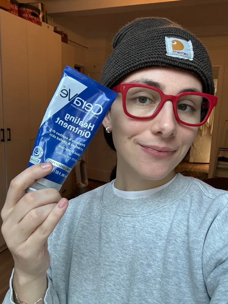 ਤਸਵੀਰ ਵਿੱਚ ਇਹ ਹੋ ਸਕਦਾ ਹੈ ਕਿ ਕੈਪ ਕਲੋਥਿੰਗ ਹੈਟ ਐਕਸੈਸਰੀਜ਼ ਐਨਕਾਂ ਫੇਸ ਹੈੱਡ ਪਰਸਨ ਫੋਟੋਗ੍ਰਾਫੀ ਪੋਰਟਰੇਟ ਬੀਨੀ ਅਤੇ ਬਾਡੀ ਪਾਰਟ