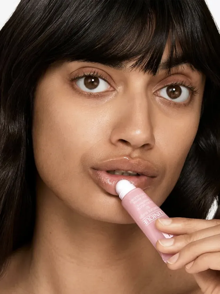 ਮਾਡਲ ਦੁਆਰਾ ਆਯੋਜਿਤ ਨਮੀ ਸਰਜ ਲਿਪ ਹਾਈਡਰੋ-ਪਲੰਪ ਟ੍ਰੀਟਮੈਂਟ