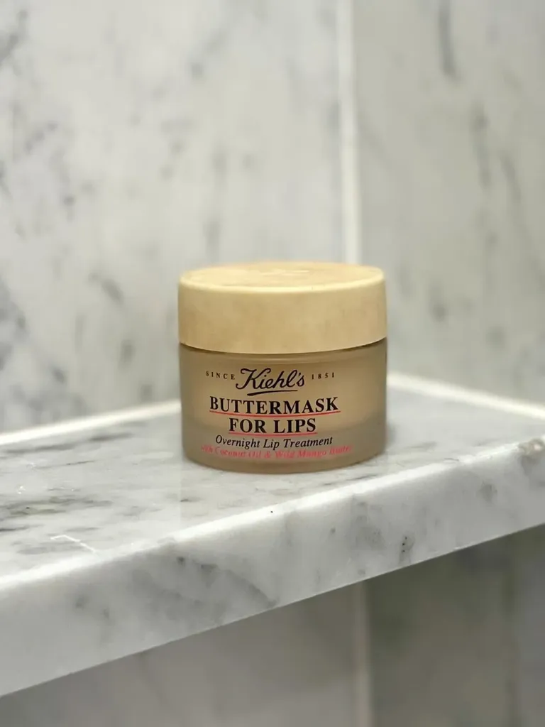 ਤਸਵੀਰ ਵਿੱਚ ਹੈੱਡ ਪਰਸਨ ਫੇਸ ਕਾਸਮੈਟਿਕਸ ਟੇਪ ਦੀ ਬੋਤਲ ਅਤੇ ਮੇਕਅਪ ਹੋ ਸਕਦਾ ਹੈ