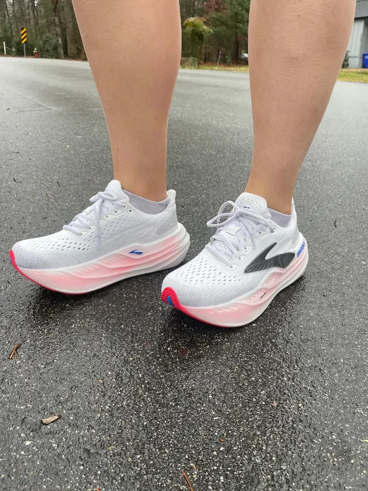 Obraz może zawierać odzież obuwie buty tenisówki osoba chodząca i biegająca