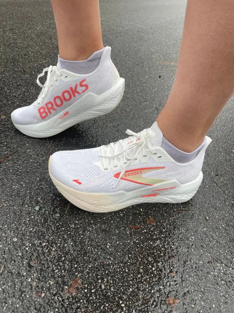 Obraz może zawierać odzież, obuwie, tenisówki, buty do biegania i osobę