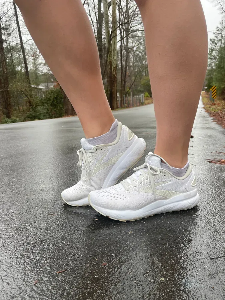 Obraz może zawierać odzież obuwie buty tenisówki osoba spacerująca i nastolatka