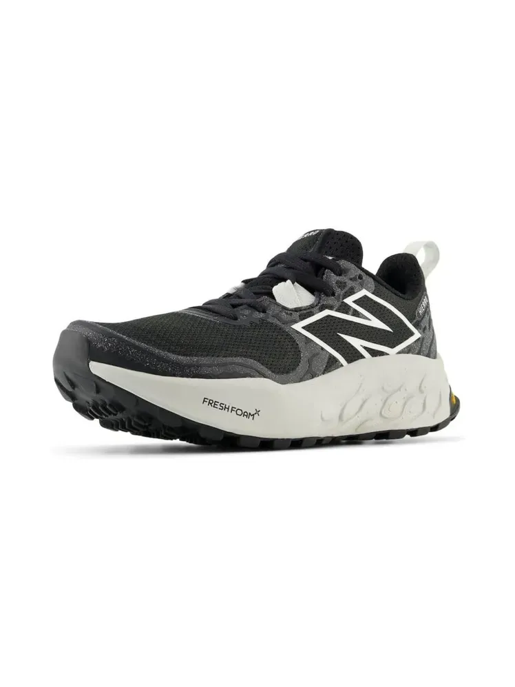 चित्र में ये शामिल हो सकता है: कपड़े, जूते, स्नीकर और रनिंग शूज़