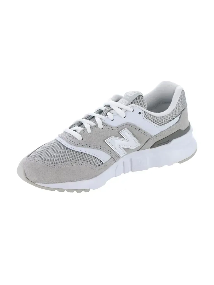 चित्र में ये शामिल हो सकता है: कपड़े, जूते, स्नीकर और रनिंग शूज़