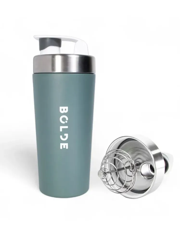 L’image peut contenir : Bouteille et shaker