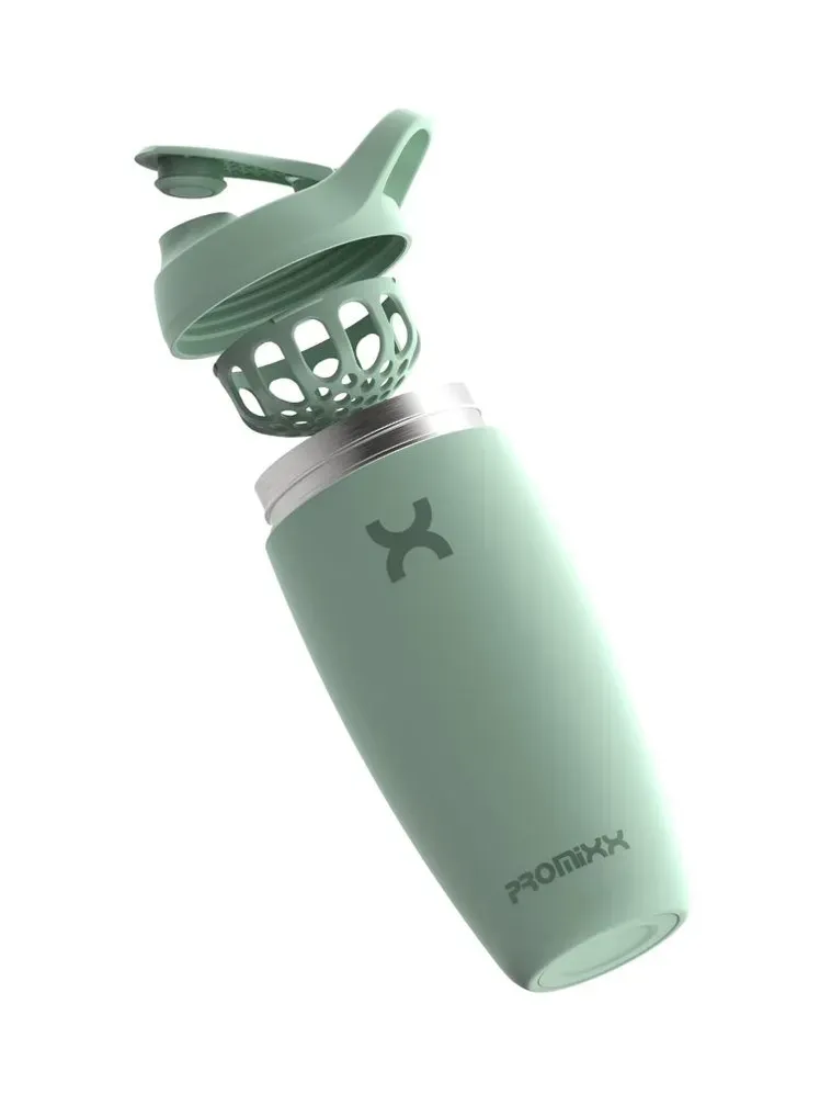 L’image peut contenir : Bouteille d’eau et shaker