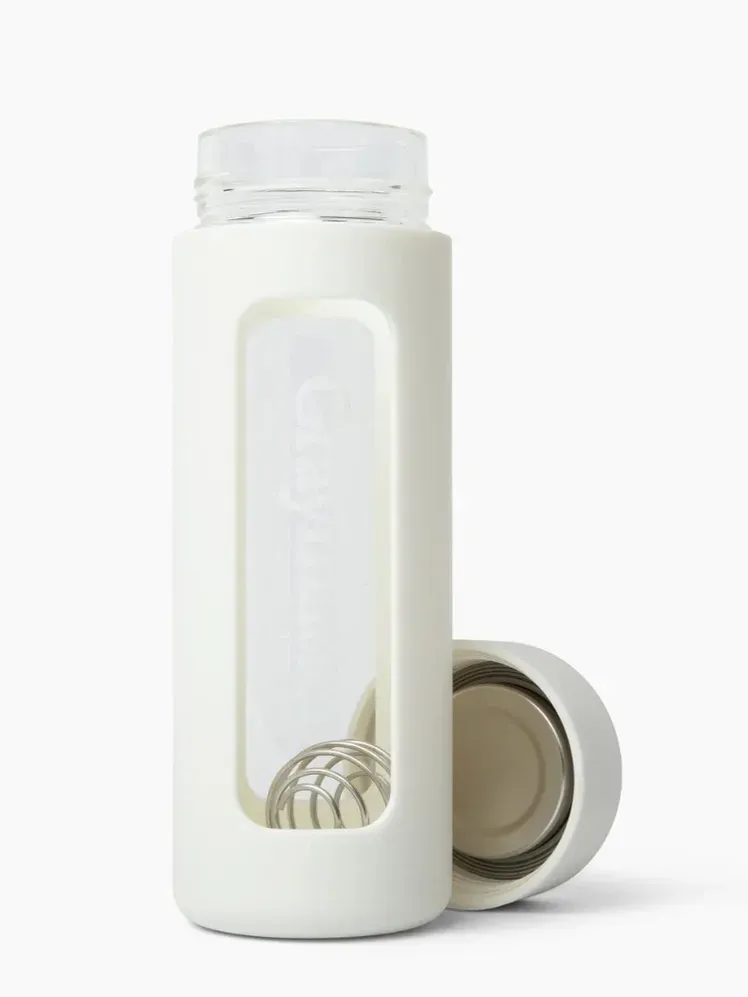 L’image peut contenir : Pot de bouteille, ruban de lotion et shaker