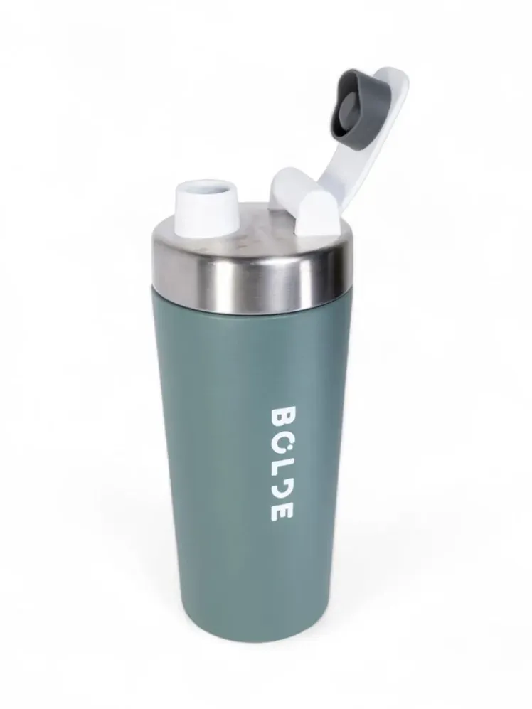 L’image peut contenir : Bouteille et shaker