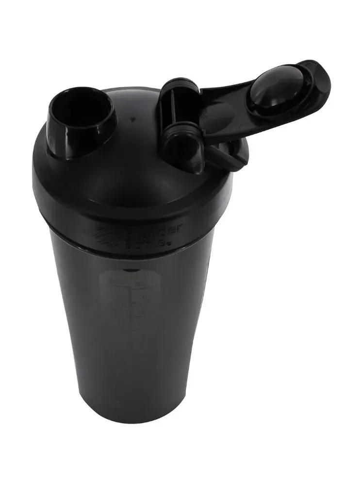 L’image peut contenir : Bouteille et shaker