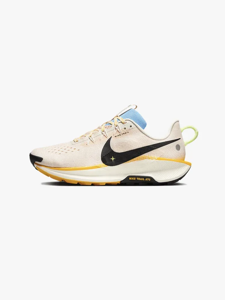 Nike Pegasus Trail 5 firminio komponento šviesiai pilkame fone