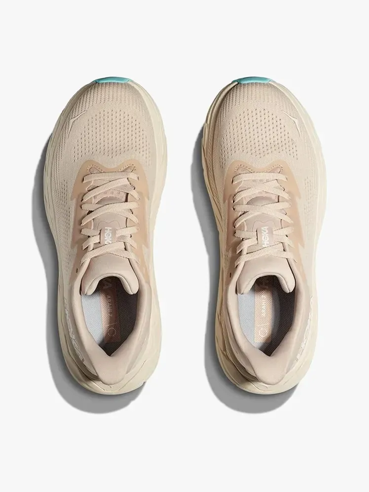 Hoka Arahi 7 firminio komponento šviesiai pilkame fone