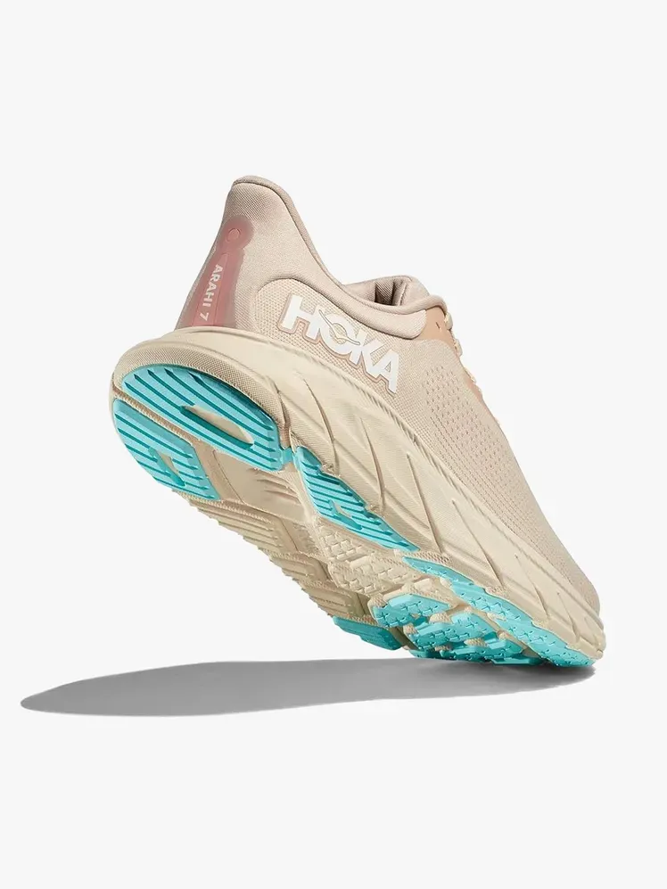 Hoka Arahi 7 firminio komponento šviesiai pilkame fone