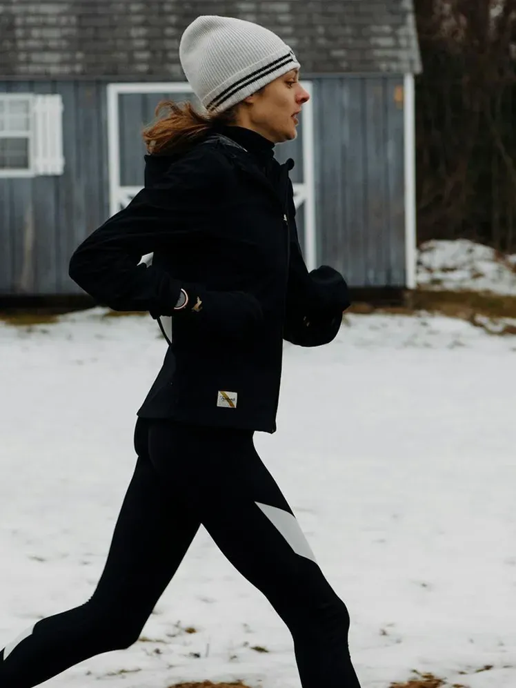 Person som har på seg Tracksmith Varsity løpehette