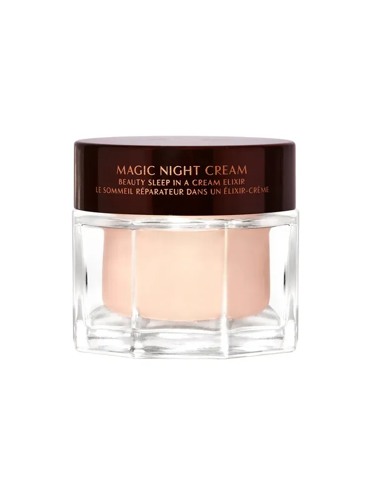 Чарівний нічний зволожувач з ретинолом багаторазового використання в прозорій скляній банці з темно-коричневою кришкою на білому тлі