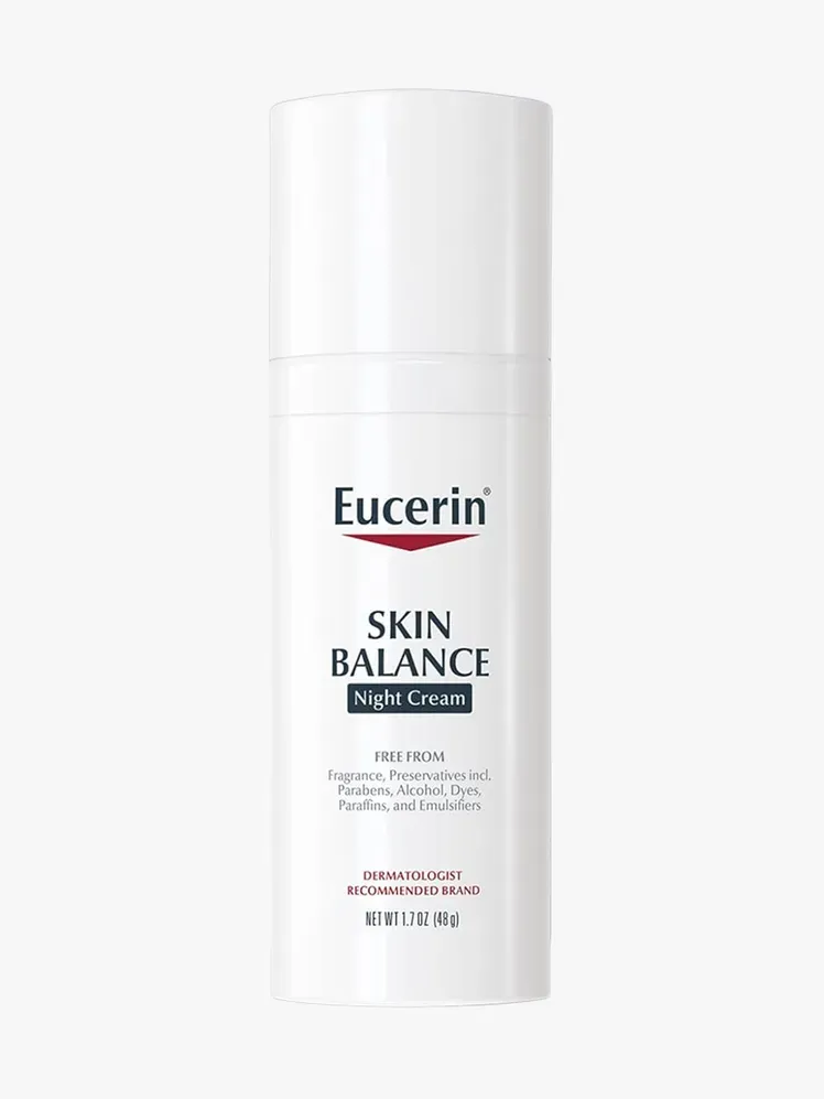 Eucerin Skin Balance Night Cream ในส่วนประกอบที่มีตราสินค้าบนพื้นหลังสีเทาอ่อน