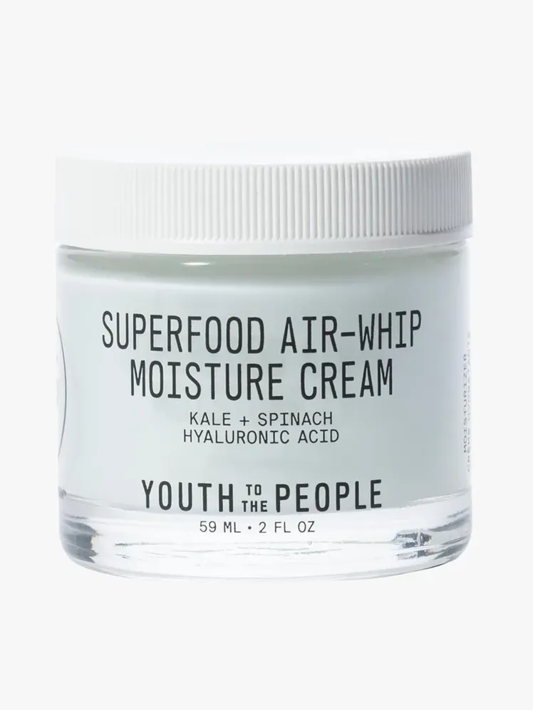 Youth To The People Superfood Air-Whip Moisture Cream ในส่วนประกอบของแบรนด์บนพื้นหลังสีเทาอ่อน