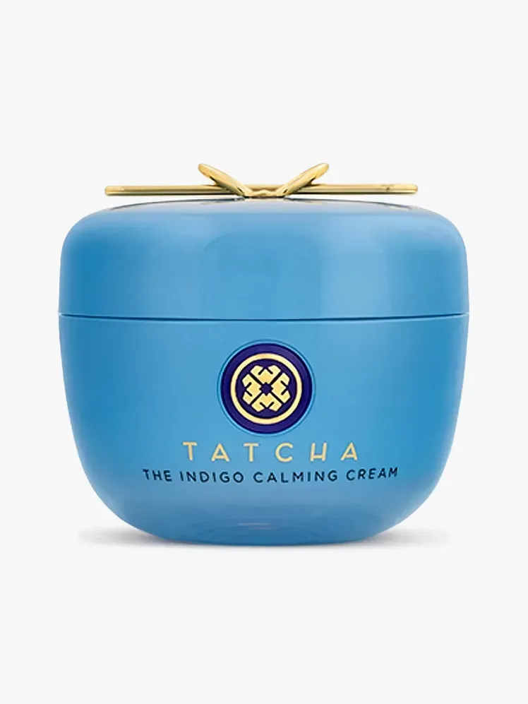 Tatcha Indigo Calming Cream ในส่วนประกอบของแบรนด์บนพื้นหลังสีเทาอ่อน