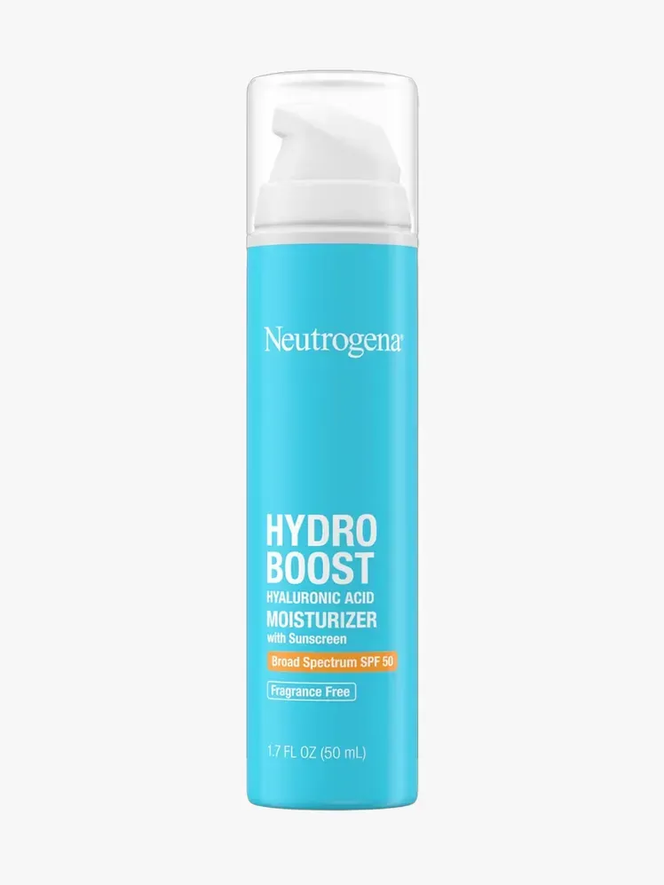 Neutrogena Hydro Boost Hyaluronic Acid Face Moisturizer SPF 50 ve značkové složce na světle šedém pozadí
