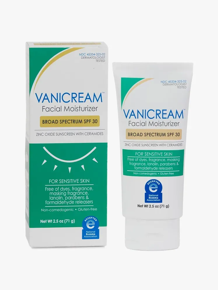 Vanicream Facial Moisturizer SPF 30 ve značkové složce na světle šedém pozadí