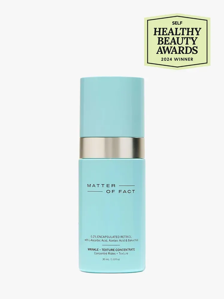 Faktanya Kerutan + Tekstur Berkonsentrasi dalam komponen bermerek dengan segel penghargaan kecantikan sehat di sudut kanan atas dengan latar belakang abu-abu terang