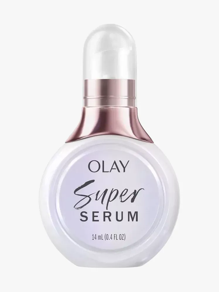 Olay Super Serum dalam komponen bermerek dengan latar belakang abu-abu terang