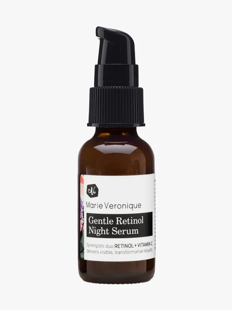 Marie Veronique Gentle Retinol Night Serum dalam komponen bermerek dengan latar belakang abu-abu terang