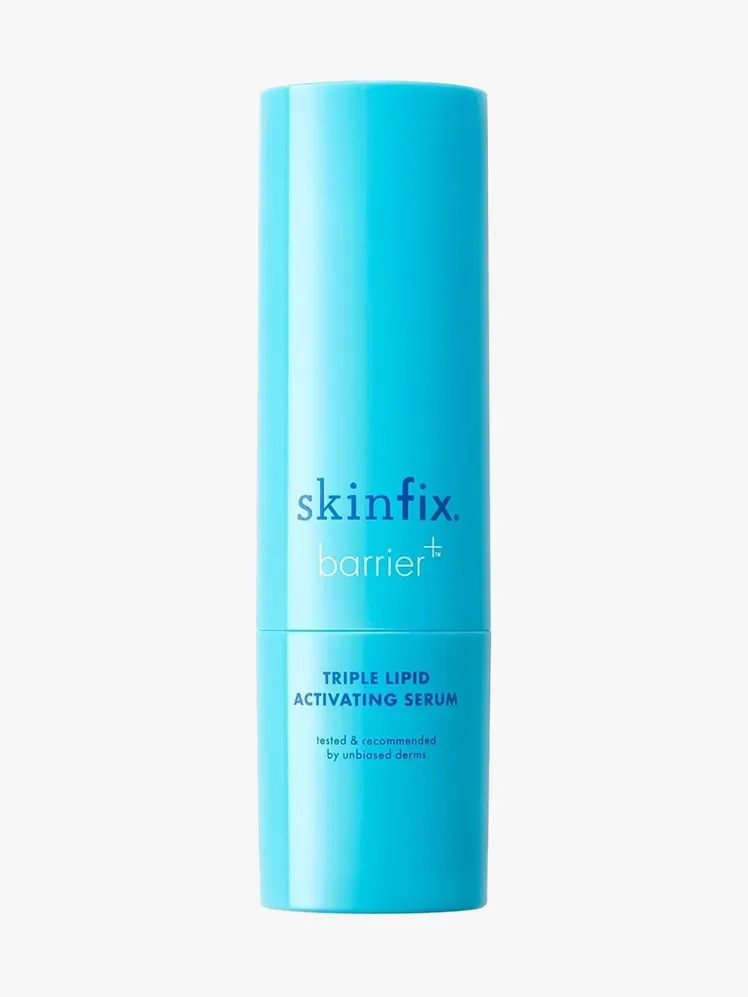 Skinfix Barrier+ Triple Lipid Activating Serum dalam komponen bermerek dengan latar belakang abu-abu terang
