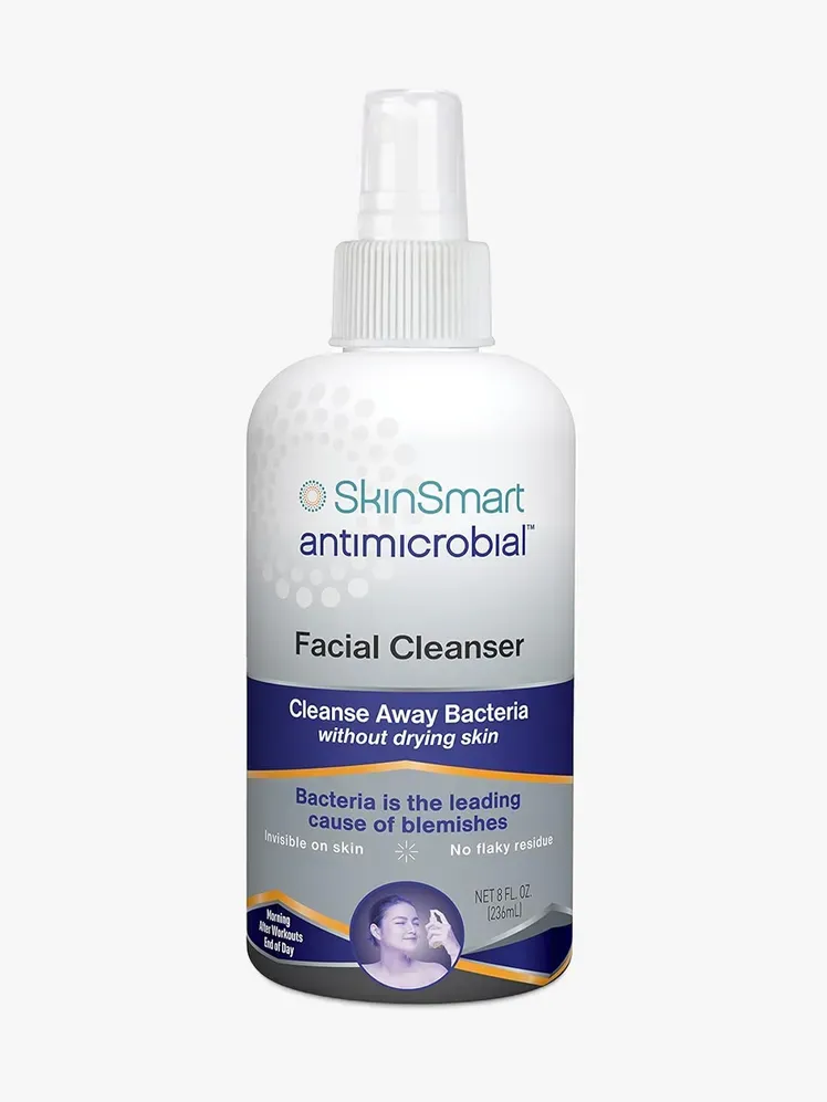 SkinSmart Facial Cleanser dalam komponen bermerek dengan latar belakang abu-abu terang