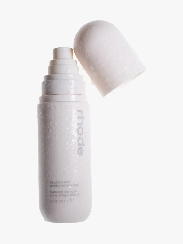 Rhode Glazing Mist dalam komponen bermerek dengan latar belakang abu-abu terang