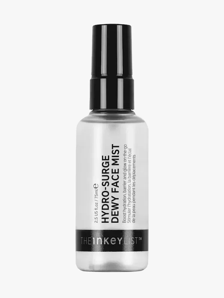 Inkey List Hydro-Surge Dewy Face Mist dalam komponen bermerek dengan latar belakang abu-abu terang