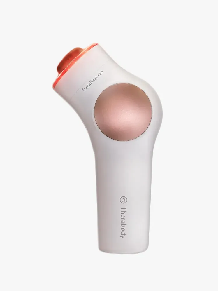 Therabody TheraFace Pro i merkekomponent på en lysegrå bakgrunn