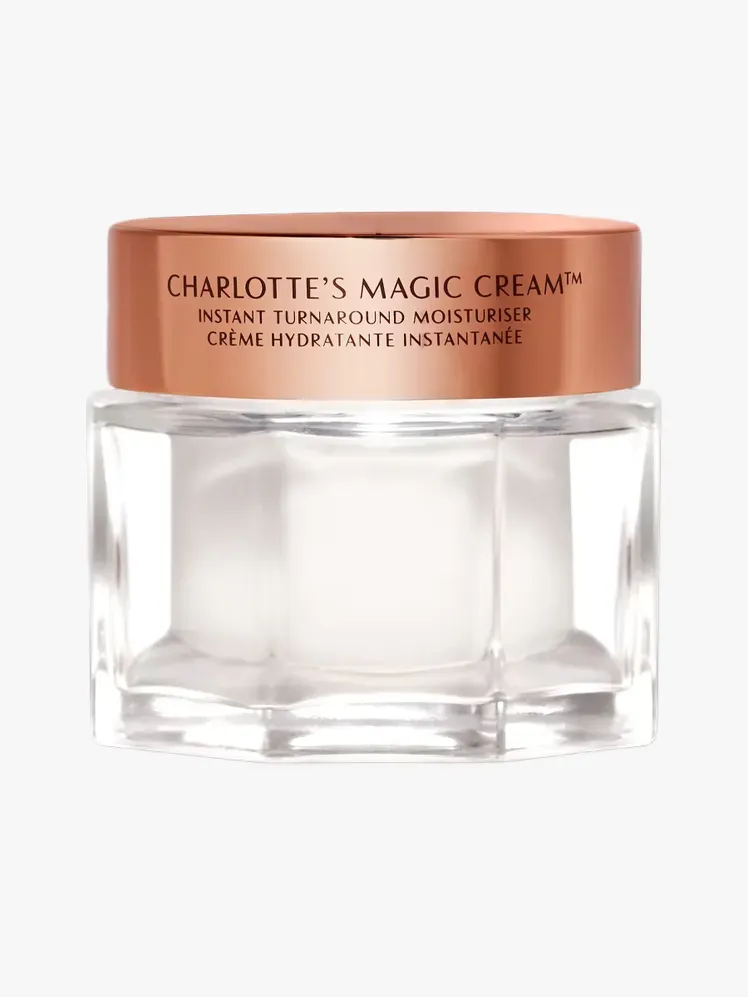 Cremă hidratantă de față Charlotte Tilbury Magic Cream cu acid hialuronic în componentă de marcă pe un fundal gri deschis