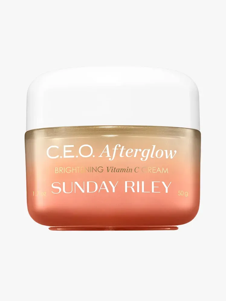 Sunday Riley C.E.O. Afterglow Brightening Vitamin C Moisturizer în componentă de marcă pe un fundal gri deschis