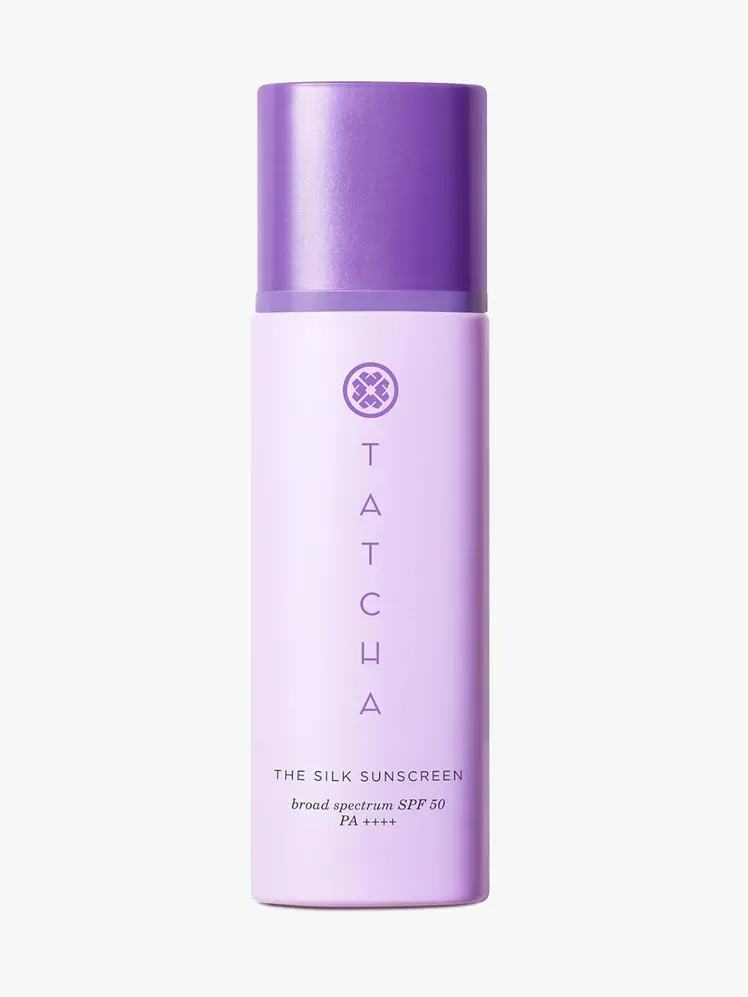 Tatcha The Silk Sunscreen SPF 50 în componentă de marcă pe un fundal gri deschis