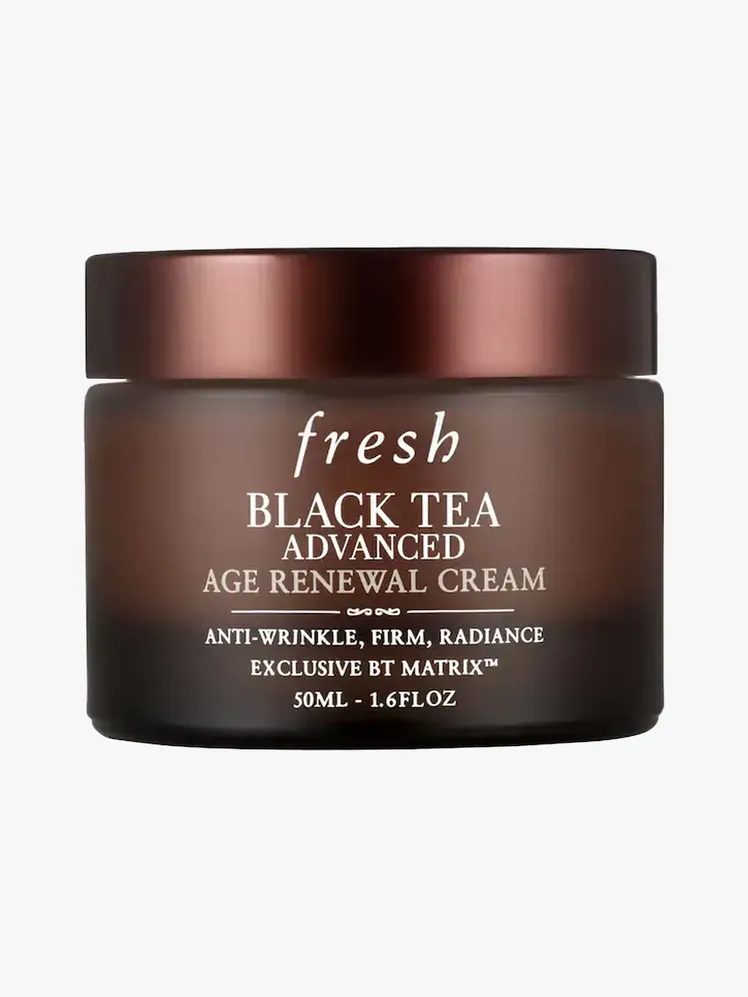 Cremă de reînnoire a vârstei avansate de ceai negru proaspăt în componentă de marcă pe un fundal gri deschis