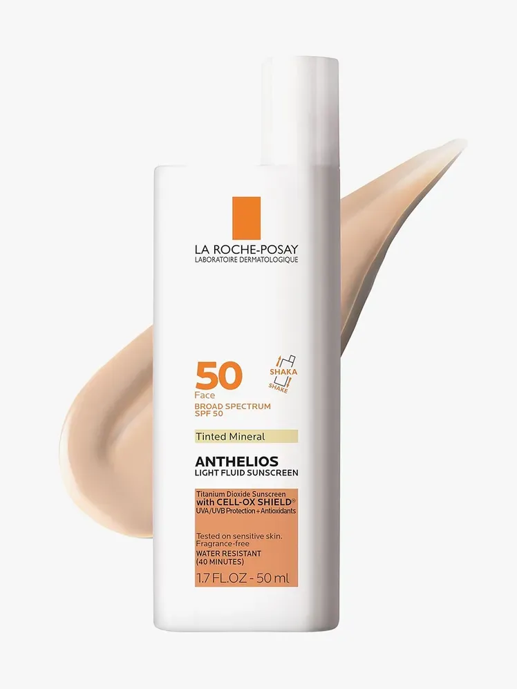 Protector solar facial amb tinta mineral Anthelios SPF 50 a la part superior de la mostra de producte sobre fons gris clar