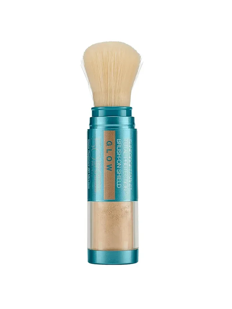 Sunforgettable Total Protection Brush On Shield Glow SPF 50 en component aplicador de raspall de marca transparent i verd verd sobre fons blanc