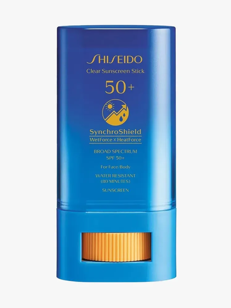 Shiseido Clear Sunscreen Stick SPF 50+ in Markenkomponente auf hellgrauem Hintergrund