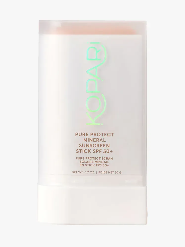 Kopari Pure Protect Mineral Sunscreen Stick SPF 50+ in Markenkomponente auf hellgrauem Hintergrund