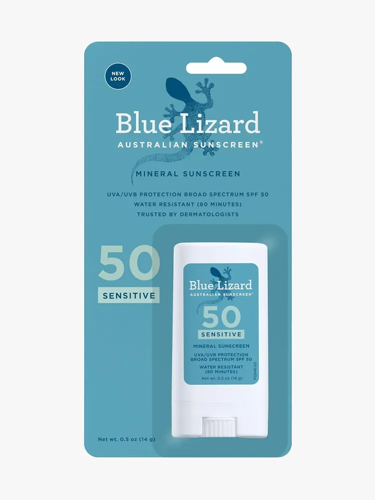 Blue Lizard Mineral Sunscreen Stick SPF 50+ in Markenkomponente auf hellgrauem Hintergrund