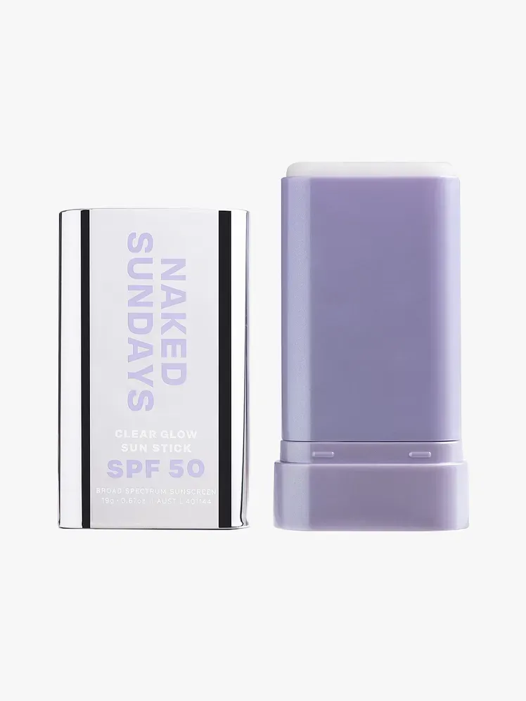 Naked Sundays Clear Glow Sun Stick SPF 50 in Markenkomponente auf hellgrauem Hintergrund