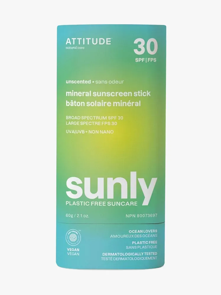Attitude Sunly Plastic-Free Mineral Sunscreen Stick SPF 30 in Markenkomponente auf hellgrauem Hintergrund