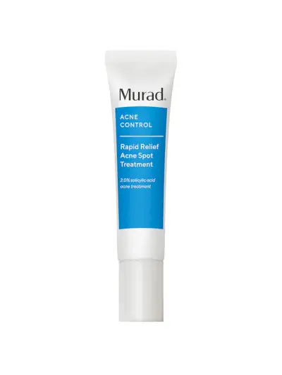 Tratamiento de alivio rápido para las manchas del acné en un tubo blanco y azul de marca sobre fondo blanco