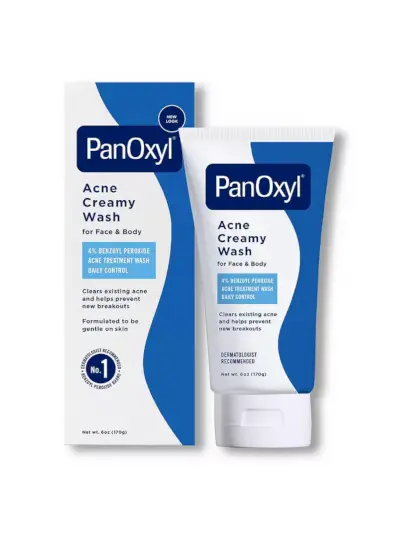 Lavado de tratamiento facial cremoso al 4% en tubo azul y blanco de marca sobre fondo blanco